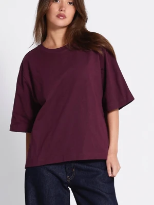 Oversized vinröd t-shirt - Säljer en oversized t-shirt i en snygg vinröd färg. T-shirten har rund halsringning och breda, lite längre ärmar. Tillverkad i mjuk bomull som känns skön mot huden. Perfekt för en avslappnad och trendig look.Den är helt ny och ej använd. Tröjan är köpt för 80 kr och jag kan sälja den för 60kr. Storleken är XS men passar även S