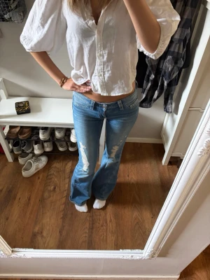 Gina jeans  - Lågmidjade jeans med slitningar och fickor med detalj från ginatricot i stl XS