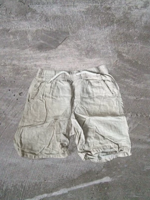 Beige shorts med snörning - Snygga beige shorts med snörning i midjan och flera fickor både fram och bak. Tillverkade i ett lätt och bekvämt material som passar perfekt till varma dagar. Avslappnad passform och enkel design som funkar till det mesta.