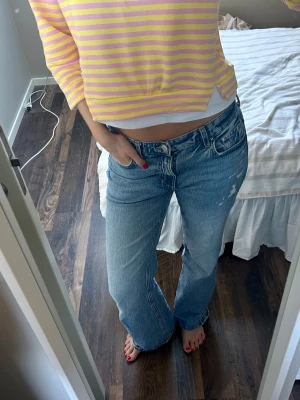 Blå bootcut jeans - Säljer dessa ljusblåa jeansen från H&M i storlek 38. Jeansen är i väldigt bra skick och är slutsålda på hemsidan.