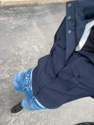 J.lindeberg overshirt jacka  - Är någon sugen på denna J.Lindeberg jackan nu till hösten är den perfekt. Köpt för 4200 på NK i Stockholm. Använd fåtal gånger, inga skavanker. Storlek S/M. Mitt pris 3300. Skick 10/10 skriv för fler bilder eller frågor/intresse!