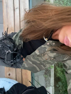  camo jeansjacka med nitar - Säljer en grön camouflagemönstrad jeansjacka med coola nitar på framsidan. Säljer då den inte kommer till användning och inte används på 1+ år. Hör av dig vid frågor!