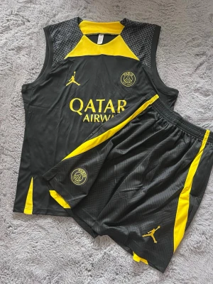 PSG träningsett  - Ett PSG träningsett med linne + shorts med fickor, storlek L