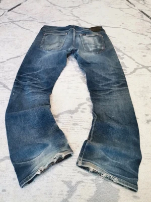 Lee jeans - Bootcut - Riktigt sällsynta och fina lee jeans med Bootcut passform. Storlek 31/33.                                                MÅTT: Midja 40 cm Längd 24 cm Lår 23 cm Innersöm 70 cm Total längd 100 cm Benvidd 21 cm