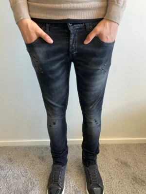Dondup Jeans - Dondup Ritchie Jeans i mycket fink skick med inga defekter! Mått längd 102,5 midja 39. Hör av er vid fler frågor🤝