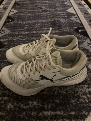 Vita Puma Varion II skor - Fina Puma skor som bara har använts inomhus för badminton.💕 Dom är bara lite smutsiga och har en defekt på insidan där tyget gått upp vid hälen (se bild)👍🏻  För fler frågor är det bara att skriva till mig🥰