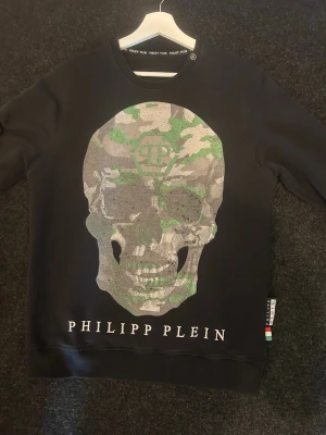 Philipp Plein tröja. - Äkta Philipp Plein tröja i ANVÄNT SKICK. Storlek L. Passar M-L