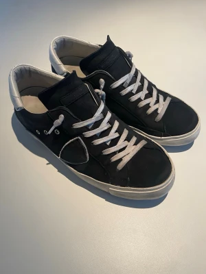 Philippe Model Skor - Säljer nu ett par riktigt snygga svarta Philippe model skor i storlek 42. Dessa har jag inte använd alls mycket så de är näst intill nya.                       