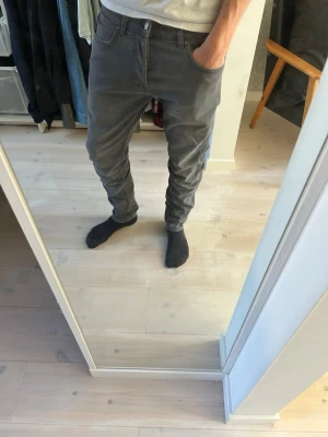 Gråa slim fit jeans herr - Snygga gråa slim fit jeans med klassisk femficksdesign och normal midja. Jeansen har en modern passform som sitter tajt längs benen och är tillverkade i ett mjukt denimtyg. Perfekta för en avslappnad och trendig stil. Riktigt skönt material! Tveka inte att ställa fler frågor!🤗