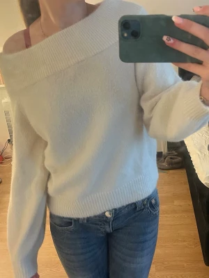 Vit mjuk tröja - Den är i jätte bra skick, man kan styla den lite hur man själv vill , den är jätte gosig och aöt
