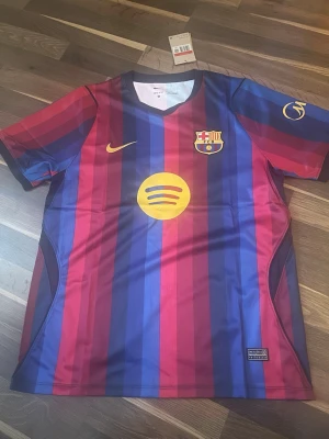 Fc Barcelona tröja - Säljer ett Fc Barcelona kit för 500kr som vanligtvis kostar 1000kr