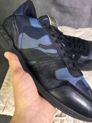 Valentino rockrunners  - Mycket fint skick | Size 44,5 passar 45  | följare får 200 kronors rabbat| 100% äkta | fraktar spårbart inom 24 timmar |  för att köpa klicka ” köp nu” | vid frågor skriv ett meddelande |