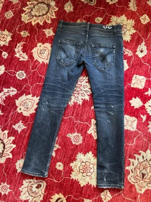 Fondue jeans  - Säljer ett par feta dondup jeans i storlek 29 i fint skick med sköna slitningar, ny pris ca 3500 men säljer för endast 799