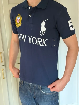 Polo Ralph Lauren Piké NY - Riktigt fet piké från Ralph Lauren. Mörkblå, NY modell. Storlek S slim fit. Jättefint skick 🤟