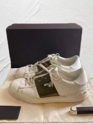 Valentino opens  - Hej! Nu säljer vi dessa Valentino Opens i väldigt bra skick! Storlek: 43| Skick: 7/10|                              MVH Deluxe Fashion!