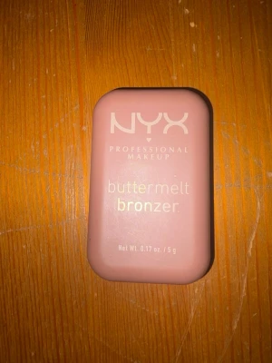 Bronzer ifrån nyx - Använd lite vet ej färg då etiketten är borta men en av dom ljusaste 
