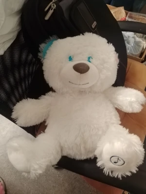 Vit nallebjörn med LED-ljus - Mysig vit nallebjörn med mjuk päls och blå detaljer vid örat och ögonen. Nallen har inbyggda LED-ljus som lyser upp kroppen när man trycker på tassen. Perfekt som nattlampa eller dekoration i sovrummet.