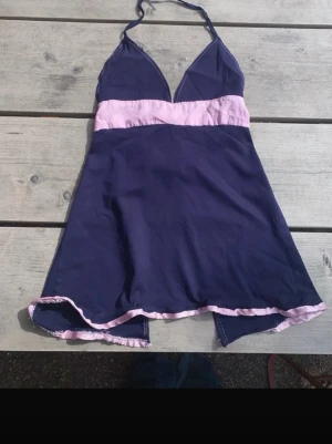 Söt babydoll Halterrneck top - Söt marin blå babydoll halterneck top med öppenrygg och rosa detaljer på rygg och framsida, jag har sytt själv. Storlek S