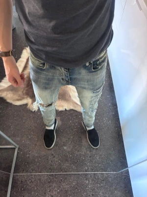 Amiri jeans - Amiri jeans! Storlek 29. Kan ej garantera äkthet. Om frågor finns så tveka inte - fråga på! Mvh