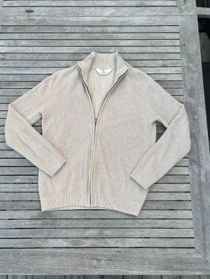 Stickad full zip - Hej! Säljer denna stickade full zip tröjan från hm i storlek 158/164. Tröjan är i mycket bra skick och ser i princip ny ut. Kom privat för mer info!!
