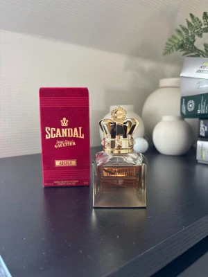 Scandal Absolu parfym Jean Paul Gaultier - Jean Paul Gaultier Scandal Absolu Säljer min Jean Paul Gaultier Scandal Pour Homme Absolu. 🖤 Ca 90 % kvar och säljs tillsammans med originalkartongen. Flaskan är i fint skick och parfymen är sparsamt använd. Perfekt för dig som gillar en varm och lite sötare doft. 📦 Originalkartong medföljer 💧 Ca 90 % kvar 💰 Pris: 650 kr (kan diskuteras vid snabb affär).