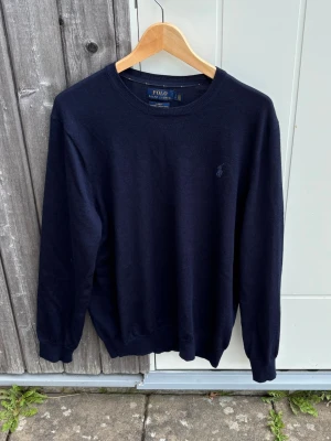 Mörkblå tröja från Polo Ralph Lauren - Mörkblå Ralph Lauren tröja | Storlek M | Har ett mindre hål, annars mycket bra skick! | Ställ gärna frågor 🙌🏼