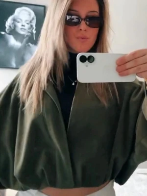 Populär mocka jacka Zara  - säljer den populära mockajackan från Zara!! 💕💕 Den är väl använd men inga defekter!! Köptes 2025 för nypris (699kr)  Kom gärna med rimliga prisförslag. jackan finns på min vinted också: @madeleine187