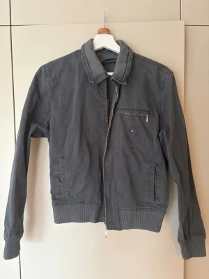 Tommy Hilfiger jacka - Brå/grå vintage jacka från Tommy hilfiger