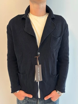 HELT NY Oscar Jacobson Cardigan - HELT NY Oscar Jacobson Cardigan | Skick: 10/10 (helt ny med prislapp, aldrig använd) | Storlek: M, passar dig som är runt 180–185 cm lång | Nypris: 2 999 kr | Frakt: Skickas inom 24 timmar efter köp 📦 Hör gärna av dig om du har några frågor eller funderingar! 🌟