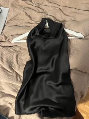 Halterneck topp   - Halterneck topp från Zara använd endast en gång!