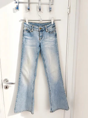 Ljusblå bootcut jeans med hög midja🩵 - Säljer ett par ljusblå lowaist bootcut jeans från weekday (cheap monday)🩵🪽Jeansen har slitna detaljer framtill och vida ben och är tillverkade i denim med kontrastsömmar och knappgylf. Dessa är perfekta för hösten och är i storlek 24/30! (Ca storlek 158) ☺️Är knappt använda och säljs eftersom att dessa är för små för mig. DM:a gärna mig om ni är intresserade, även om ni vill ha mer bilder✨