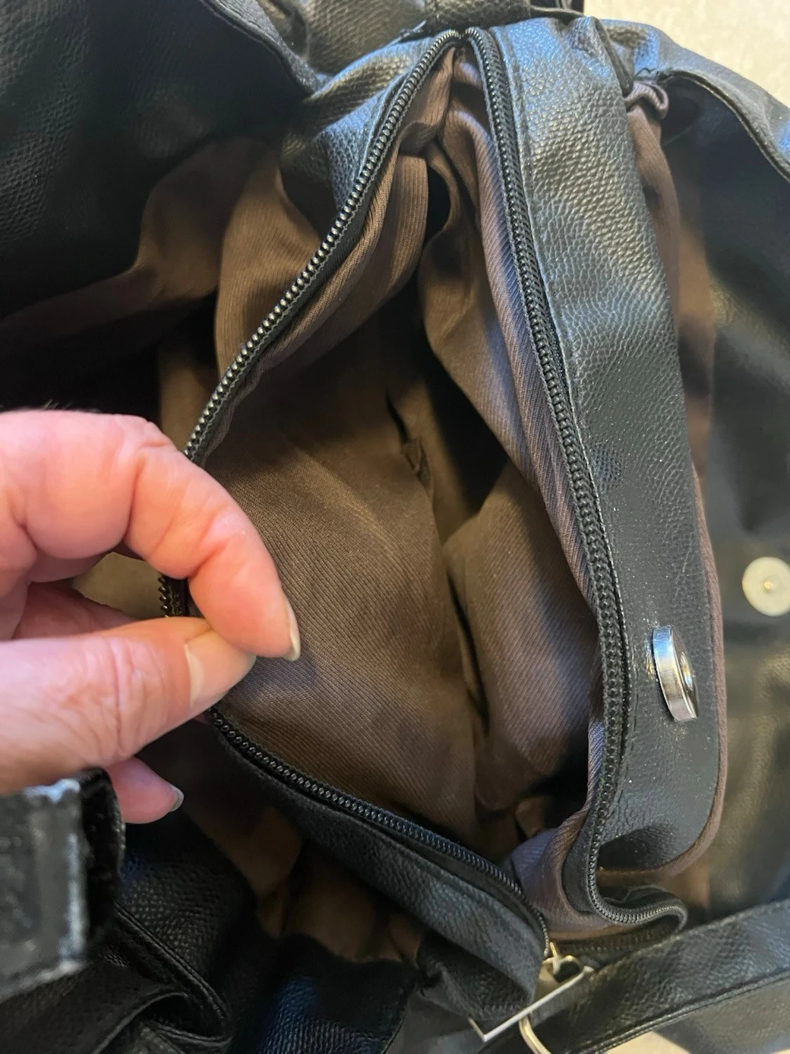 Svart handväska med kedjedetaljer - 4