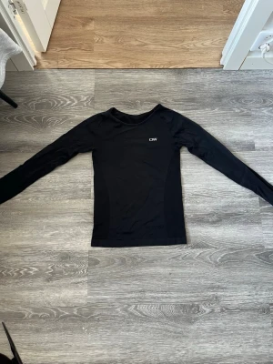 Iciw longsleeve - Långärmad svart basic träningströja från ICIW, sparsamt amvänd och i fint skick!