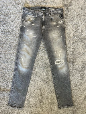 Replay Anbass Jeans - Replay Anbass Jeans i mycket fint skick med inga defekter! Nyaste årsmodellen 🙌mått längd 105 midja 42. Hör av er vid fler frågor🤝