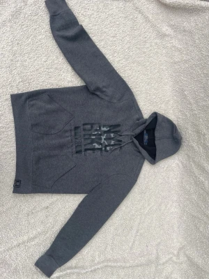 Fet Ralph Lauren hoodie storlek M  - Sjukt snygg helt ny Ralph lauren tröja. Para ihop med något i min profil och du får ett bättre pris. 
