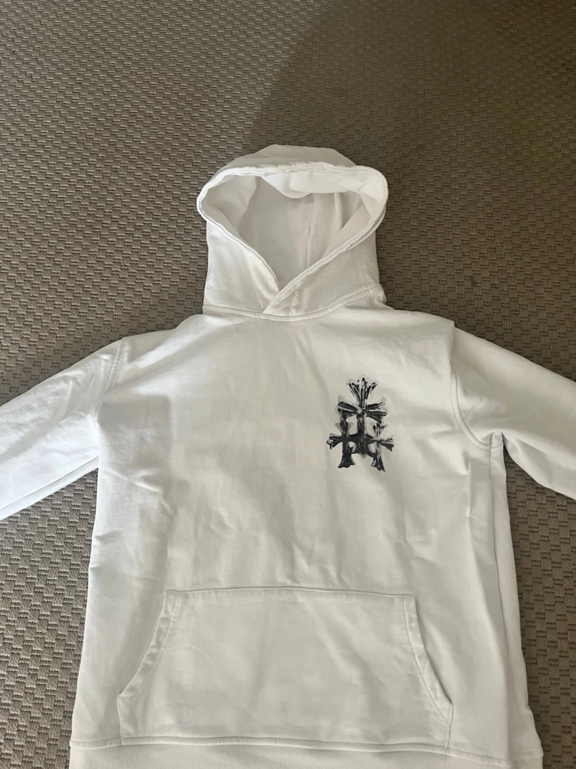 Vit hoodie med kors och Chrome Hearts-tryck