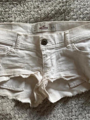 Vita Hollister shorts - Superfina vita Hollister shorts! Bra skick💕
