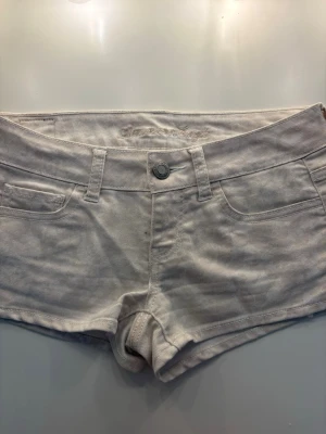 american eagle jeansshorts - Säljer dessa jättesnygga jeansshorts från american eagle! Priset går alltid att diskutera och shortsen finns kvar tills den är markerad såld. 💓 Midjemått rakt över: 37cm Längd på sidan: 21cm
