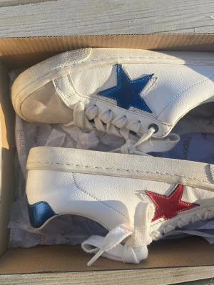 Golden goose inspirerade skor med stjärnor  - Säljer dessa golden goose-inspirerade sneakers med stjärnor ! Passsar mig som har storlek 36, använda ett fåtal ggr varav 3 inomhus 💕Priset kan diskuteras!💕