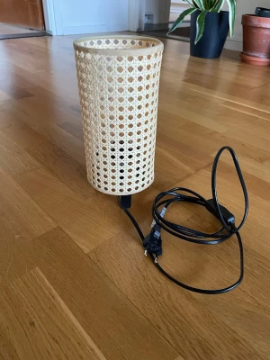 Lampa - Bordslampa i beige/svart 26cm. Fint skick. 