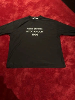 Svart långärmad t-shirt Acne Studios - Långärmad Ance studios som är i bra skick. Tröjan har väldigt små hål runt nacken men som inte syns.