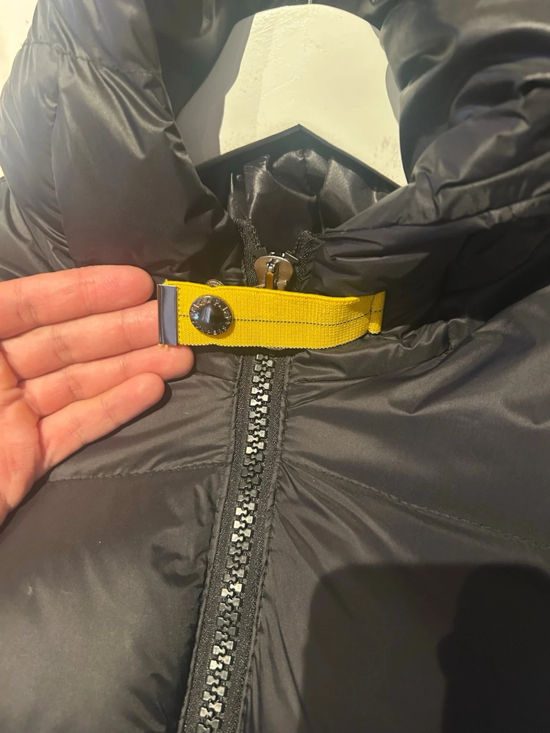 Svart pufferjacka med huva - 1