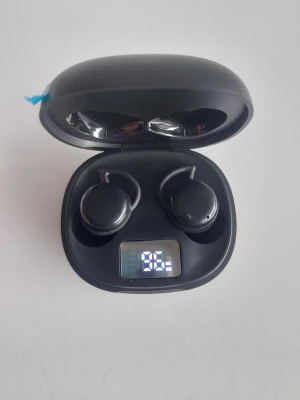 Svarta trådlösa in-ear hörlurar Acer - Snygga svarta trådlösa in-ear hörlurar från Acer med laddningsetui. Hörlurarna har en rund och kompakt design med mjuka silikontoppar och öronkrokar för extra stabilitet. Laddningsetuiet har en digital display som visar batterinivån. Perfekt för musik och samtal.