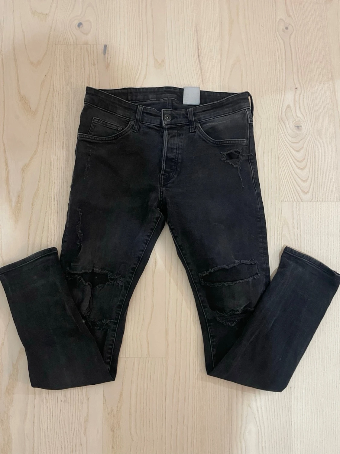 Svarta slitna jeans med hål