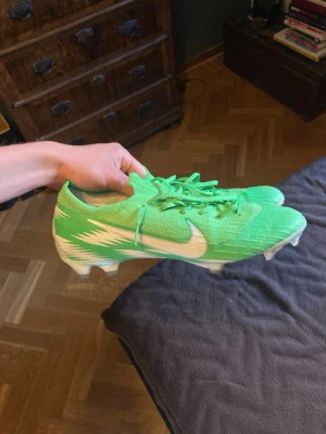 Nike superfly360 ”naija” elite fotbollsskor med dobbar - De har tappat 2 dubbar men går fortfarande att använda. Resten av dubbarna sitter fast bra, staddigt och fast. Pris kan diskuteras vid snabb affär. Köpta på vinted. 