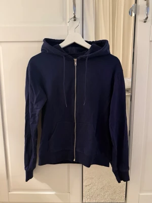 Mörkblå zip up - Snygg mörkblå zip up tröja💘 Storlek står ej men passar xs/s bra! Skriv vid frågor, köp gärna direkt💖