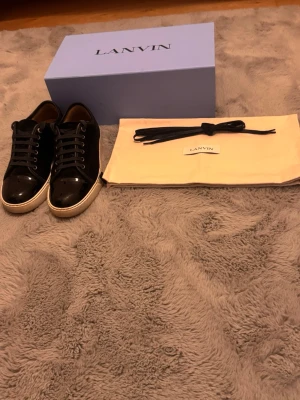 Lanvins uk6/41 - Säljer ett par lanvins i Stl 41 alltså uk6. De är i superbra skick förutom små defekter som knappt syns( se bild 5,6,7). Marinblå! Box, dustbag och extra snören medföljer vid köp! Hör av er vid funderingar
