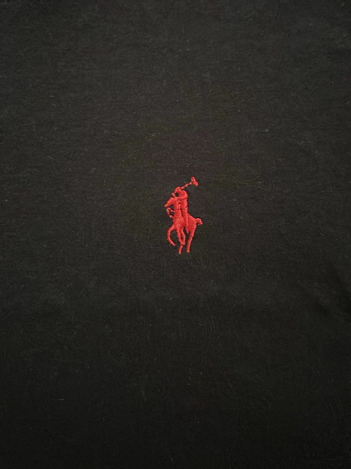 Svart t-shirt med röd brodyr - 1