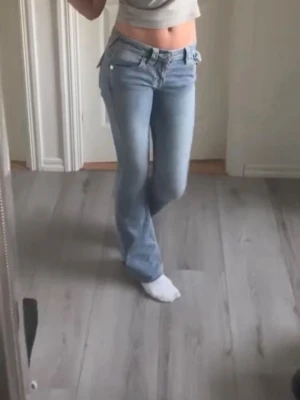 Ljusblå bootcut jeans Becca - Säljer ett par ljusblå jeans från Becca i modellen Mid Rise Bootcut. Jeansen har klassisk femficksdesign, normalhög midja och lätt utsvängda ben. Perfekta för dig som gillar en avslappnad men ändå snygg stil. Det finns ett litet hål på höger ben, men inget som syns så tydligt. Annars är det inget fel på jeansen. De är däremot lite uttöjda så storleken kan vara mellan 23-25.❤️
