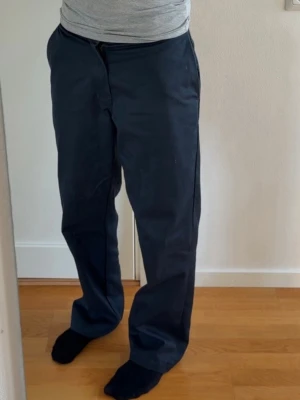 Kostymbyxor  - Mörkblå Dickies kostymbyxor i storlek W30 L32.